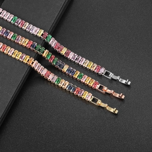 Detail von bunten Zirkon-Tennisarmbändern in Silber-, Gold- und Roségold-Ausführungen