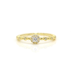 Detail eines vergoldeten Rings mit Zirkonia-Cluster und perlenbesetzter Ringschiene