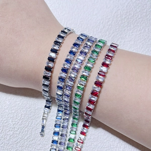 Fünf Reihen bunte Tennisarmbänder mit rechteckigen Zirkonia in Silber auf dem Handgelenk