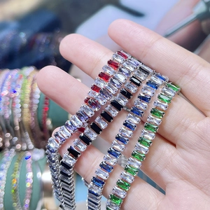 Bunte Tennisarmbänder mit Zirkonia im Baguetteschliff und lebendigen rechteckigen Steinen