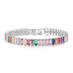 Silberarmband mit bunten rechteckigen Zirkonia-Steinen und klassischem Faltverschluss
