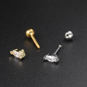 Makroaufnahme der Marquise-Zirkonia-Ohrstecker mit Schraubverschluss in Gold und Silber