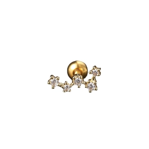Clou de piercing doré élégant avec cinq zircons sertis et fermeture à vis sécurisée