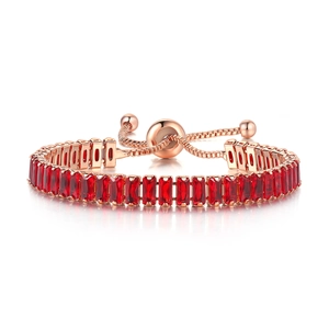 Bracelet réglable en or rose avec zircons rouges rectangulaires et fermoir coulissant