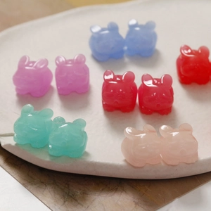 Detailopname van doorschijnende konijn bedeltjes in diverse kleuren voor DIY-sieraden