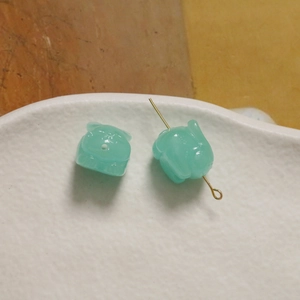 Macro-opname van lichtgroene jade varkenskralen voor DIY-sieraden maken