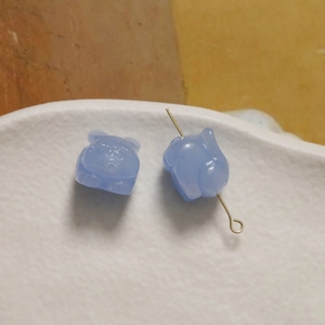 Macro-detail van katvormige kralen van schelppoeder met metalen pinnen voor sieraden DIY