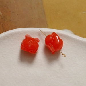 Macro-detail van rode harskonijn kralen voor DIY-sieraden met glanzende afwerking