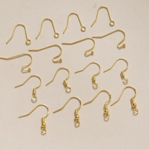 Detalle de ganchos para pendientes bañados en oro de 18K para la creación de joyas DIY