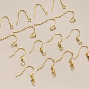 Detalle de ganchos para pendientes bañados en oro de 18K con bola y muelle para joyería DIY