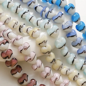 Vue macro de perles de verre en forme de cœur de 15mm avec rayures pour bijoux DIY