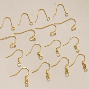 Detalle de ganchos para pendientes bañados en oro de 18K en tres estilos para joyería