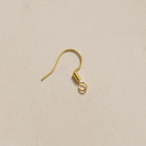 Primer plano de ganchos para pendientes bañados en oro de 18K con espiral para joyería