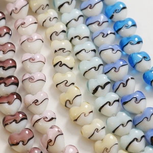 Détails de perles de verre en forme de cœur rayé de 15 mm avec motifs tourbillons pour DIY
