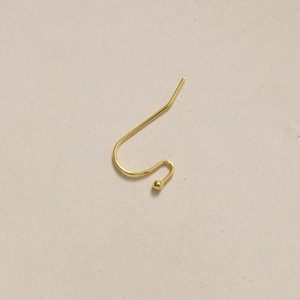 Detalle del gancho para pendientes chapado en oro de 18K con bola para joyería artesanal