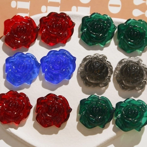 Detailansicht der 30mm bunten Harzrosenblüten für DIY-Schmuck und Haarzubehör
