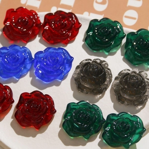 Makroansicht der bunten 30mm Harz-Kamelienblüten für DIY-Schmuck und Bastelzubehör
