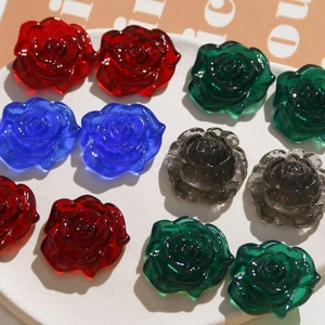Makro-Detail von 30mm bunten Harz-Rosenblüten für DIY-Schmuck und Handyhüllen-Zubehör