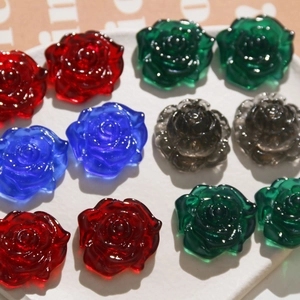Nahaufnahme der 30mm Kamelien-Harz-Anhänger in verschiedenen Farben für DIY-Schmuck