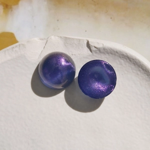 Macro shot of 18mm galaxy purple gradient acrylic cabochons with sparkling glitter