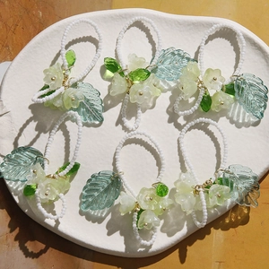 Lot de 6 chouchous faits main en perles avec feuilles vertes et fleurs en résine blanche