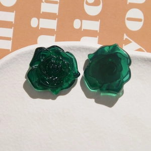 Detaillierte Nahaufnahme dunkelgrüner 30mm Kamelien-Harzanhänger für DIY-Schmuckzubehör