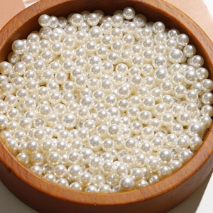 Macro-opname van 6mm witte faux parels zonder gaten in een ronde houten kom