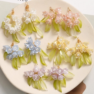 Handgemaakte lelietje-van-dalen bloemenhangers in diverse kleuren met groene bladen