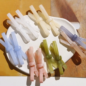 Détail de pinces à cheveux nœuds en résine marbrée aux diverses teintes pastel