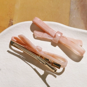 Barrettes à cheveux élégantes avec nœud en acétate marbre rose et pince dorée pour femme