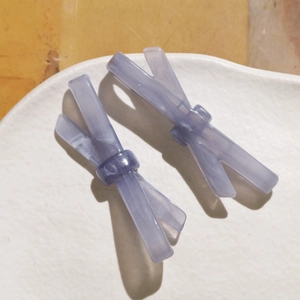 Paire de barrettes à cheveux nœud en acétate lilas marbré sur fond céramique