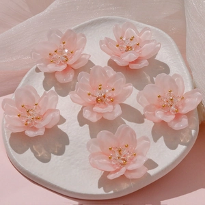 Roze glazen bloem DIY-accessoires voor oorbellen en sieraden in een witte keramische schaal