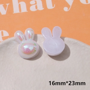 Vue macro de breloques lapin en résine 16x23mm aux finitions irisées et lilas translucide