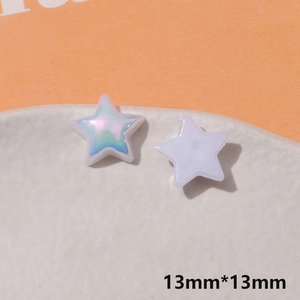 Détail macro de breloques étoiles en résine de 13mm pour coques de téléphone et bijoux