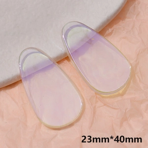 Détail macro de charms en résine irisée en forme de poire, taille 23mm x 40mm pour bijoux