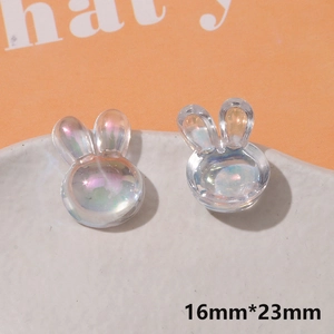 Détail macro de breloques lapin translucides irisées montrant les dimensions 16mm x 23mm