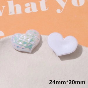 Vue détaillée de patchs cœur en résine irisée de 24mm avec texture quadrillée pour DIY