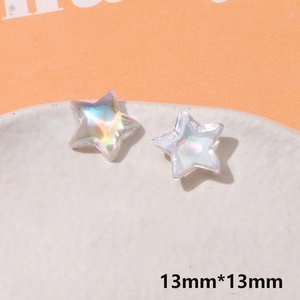 Détail macro de breloques étoiles irisées de 13 mm en résine pour bijoux DIY