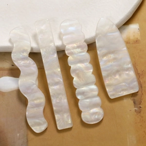 Schillerndes Acryl-Haarclip-Set in Wellenform und rechteckigen geometrischen Formen