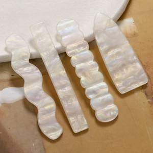 Vierteiliges Set perlweißer Acryl-Haarspangen in Wellenform und Rechteckform