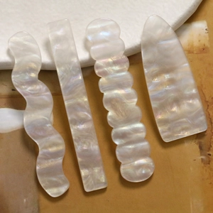 Makroaufnahme von schillernden Acryl-Wellen- und Rechteck-DIY-Haarclip-Accessoires