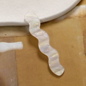 Detailansicht der gewellten Acryl-Haarspange mit schillerndem Perlglanz-Finish