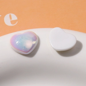 Breloques en forme de cœur en résine avec fini aurore et blanc pour bijoux DIY