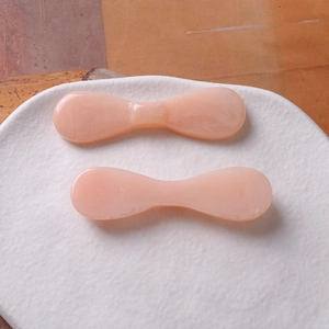 Détail de nœuds en résine rose marbré translucide pour accessoires de cheveux DIY