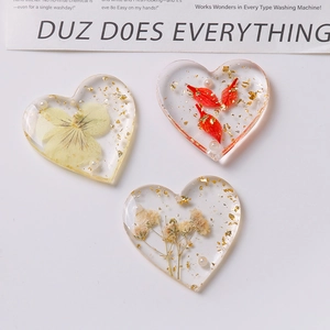 Exquisite Harz-Herzanhänger mit Trockenblumen, Goldfolie und Perlen für DIY-Schmuck