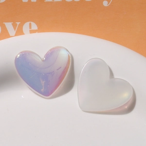 Breloques en résine en forme de cœur irisé dégradé en violet aurore et blanc perle