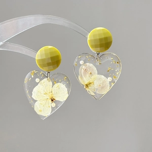 Exquisite Herz-Harzohrringe mit Trockenblumen, Goldfolie und Perlen an einem gelben Stecker