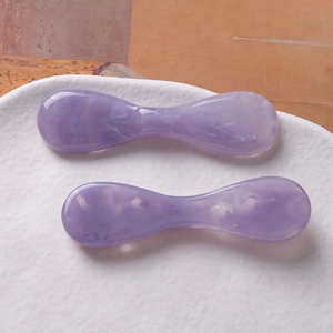 Ensemble de deux barrettes violettes effet marbre avec texture fumée dans un plateau en céramique