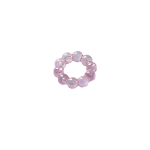 Anello bubble in resina rosa traslucida con finitura perlata e riflessi iridescenti