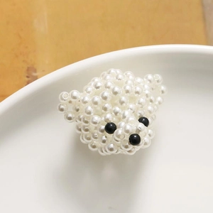 Detalle macro de un oso de perlas 3D hecho a mano sobre el borde de una cerámica